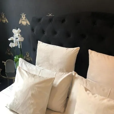 Lippi 42 Single Room's In With Garden Milano